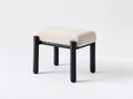Pedale sgabello quadrato 48×42×46 cm - tessuto avorio e legno nero - seduta imbottita con telaio aperto per camera da letto