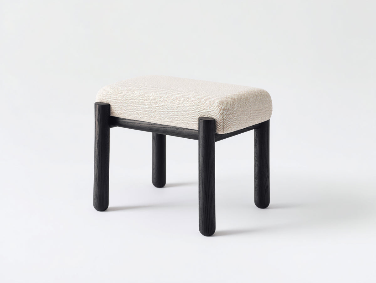 Pedale sgabello quadrato 48×42×46 cm - tessuto avorio e legno nero - seduta imbottita con telaio aperto per camera da letto