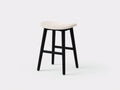 Pedale sgabello 45×42×69 cm - rivestimento avorio e legno nero - seduta curva con struttura a quattro gambe per camera da letto
