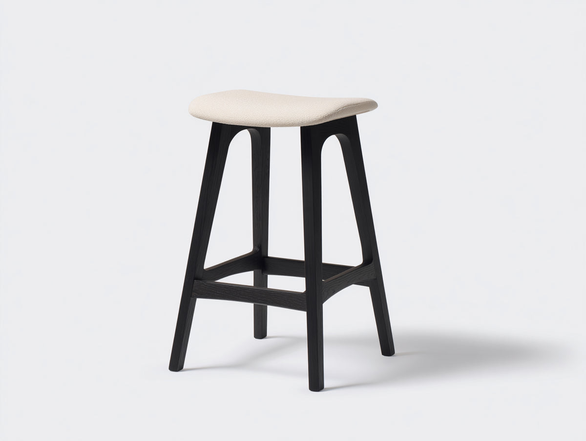 Pedale sgabello alto 45×41×78 cm - tessuto beige chiaro e legno nero - seduta concava con telaio trapezoidale per camera da letto